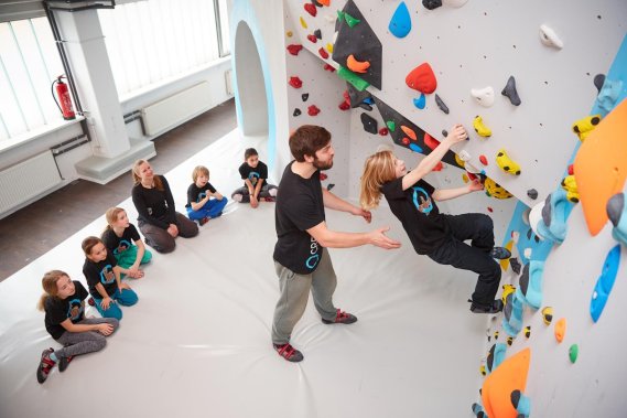 Bouldern und Klettern für Kinder mit Trainer bei den Boulderkids in der Kinderwelt der Boulderwelt Dortmund