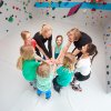 Bouldern und Klettern für Kinder mit Trainer beim Ferienprogramm in der Kinderwelt der Boulderwelt Dortmund