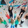 Bouldern und Klettern für Kinder mit Trainer beim Ferienprogramm in der Kinderwelt der Boulderwelt Dortmund