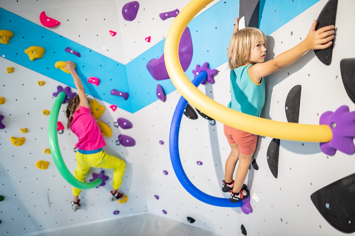 Kinderspaß beim Bouldern in der Boulderwelt Karlsruhe mit Poolnudeln