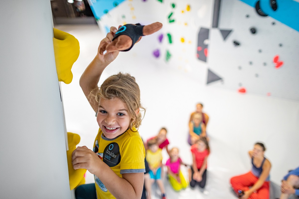 Kinderspaß beim Bouldern in der Boulderwelt Karlsruhe