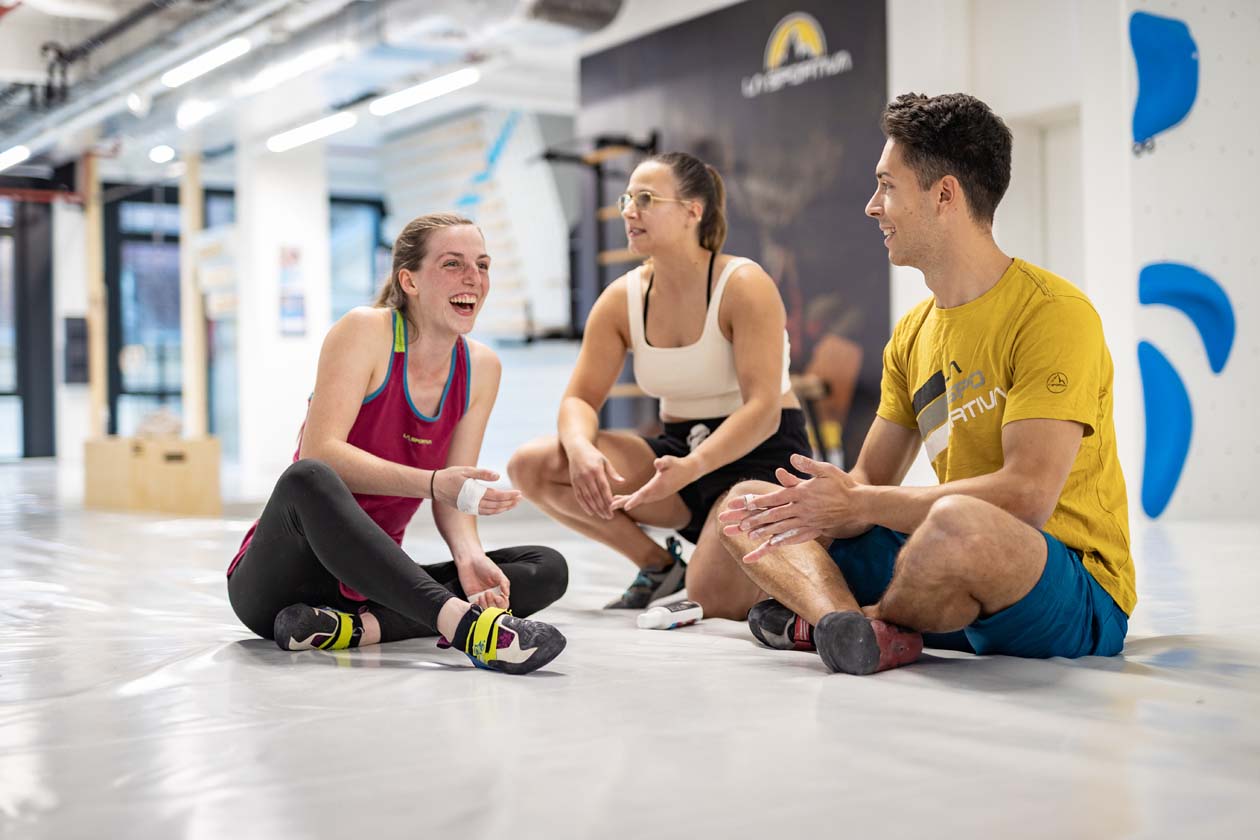 Lachen_Spaß_Gruppe_Boulderwelt_Pause