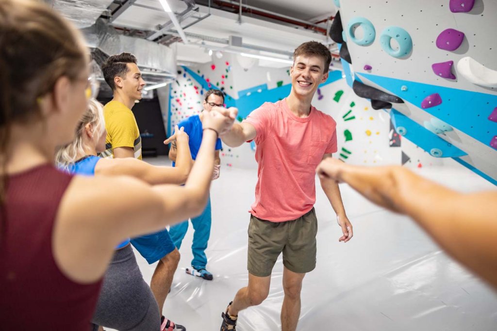 Mit Freunden bouldern_Boulderwelt Karlsruhe_Zusammenhalt_Freude_Firma